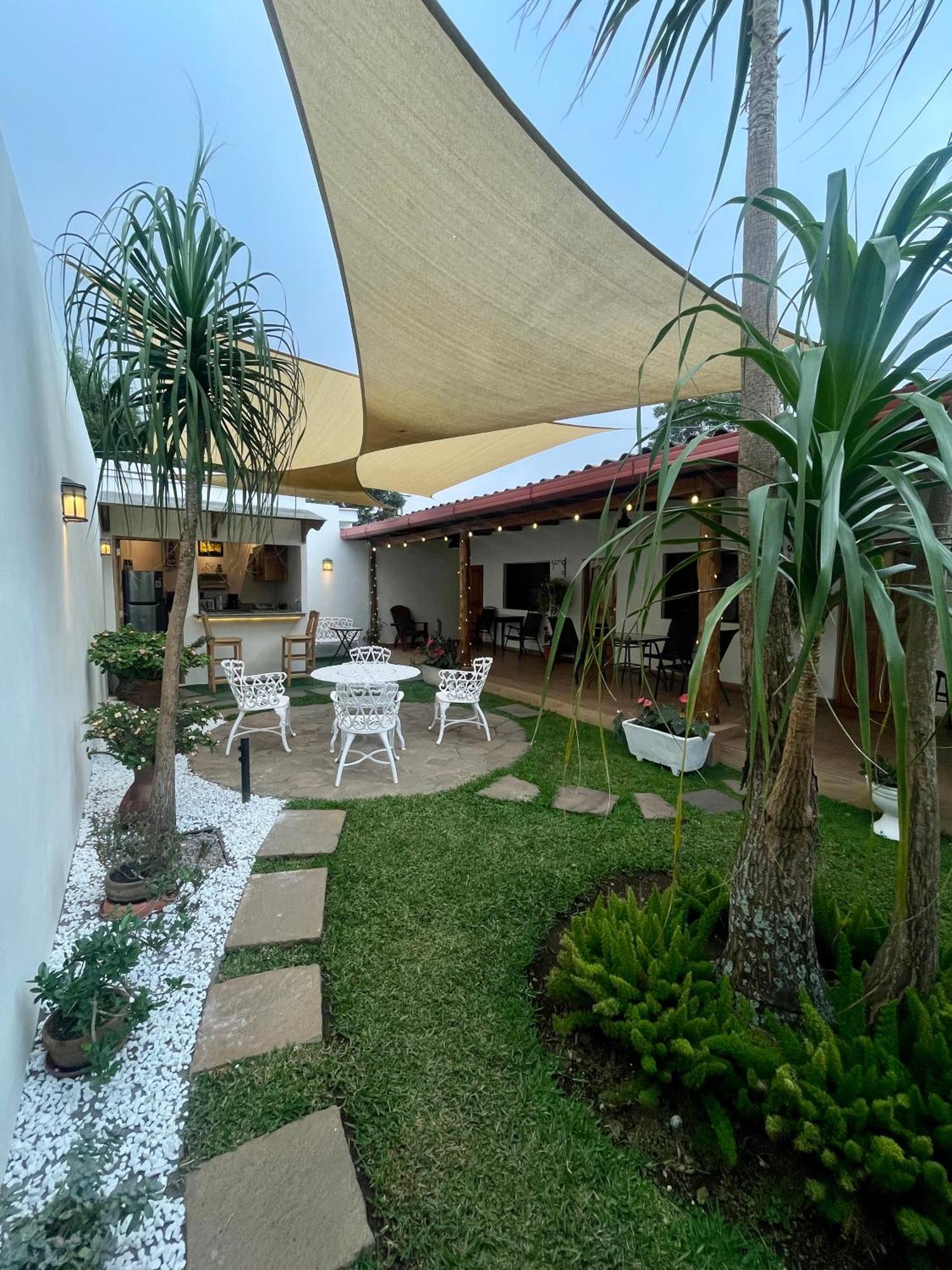 Hostal Deyluwin Juayua Exterior photo